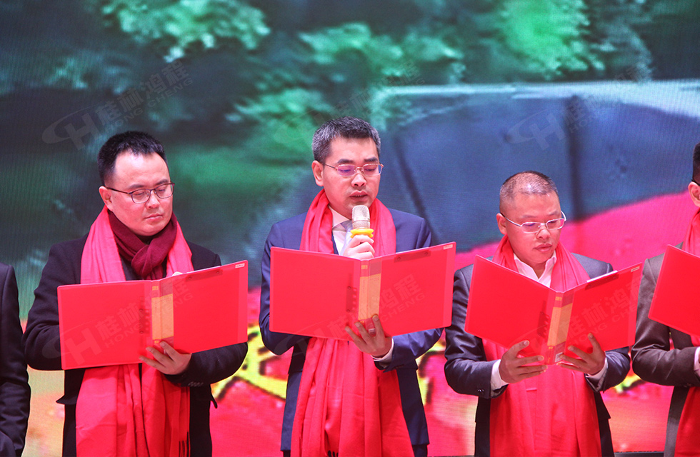 金牛辭舊歲，猛虎迎春來。搭著歡樂的時光列車，我們一起歡送碩果累累的2021年，迎來了嶄新的2022年。1月26日，我們歡聚一堂，在歡聲笑語、載歌載舞中迎接新春，“立足新鴻程開創新局面”桂林鴻程2021年年終總結表彰會由此開始！