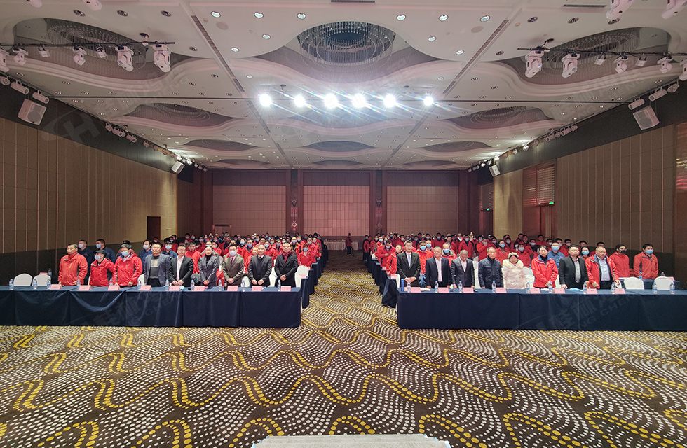 金牛辭舊歲，猛虎迎春來。搭著歡樂的時光列車，我們一起歡送碩果累累的2021年，迎來了嶄新的2022年。1月26日，我們歡聚一堂，在歡聲笑語、載歌載舞中迎接新春，“立足新鴻程開創新局面”桂林鴻程2021年年終總結表彰會由此開始！