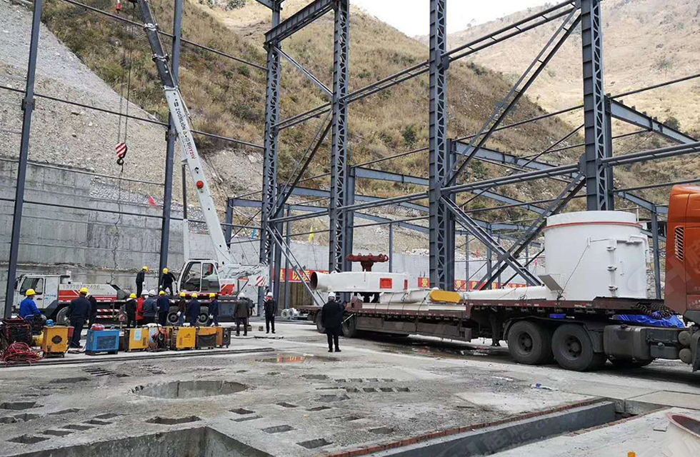 桂林鴻程董事長容棟國、總經理林總親臨磨機安裝現場指導工作